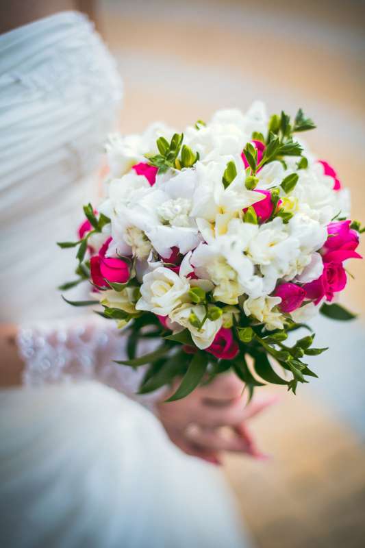 Букет невесты из белых фрезий и розово-малиновых роз  - фото 2436661 Видеограф Вадим Маслов