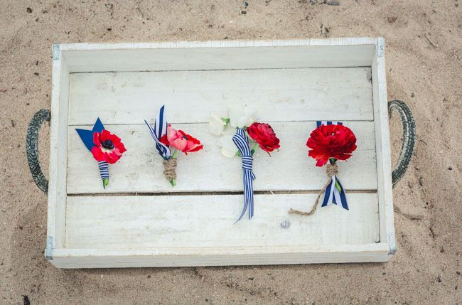 Бутоньерки из красных эустом и белой фрезии, декорированные полосатой лентой синих и белых цветов, завязанные серой ниткой - фото 2489297 Lubiimka