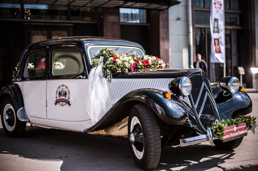 Идея оформления ретро автомобиля на свадьбу живыми цветами, фото Victoria's Classic Cars - свадебный автомобиль - фото 2479265 Victoria's Classic Cars - свадебный автомобиль