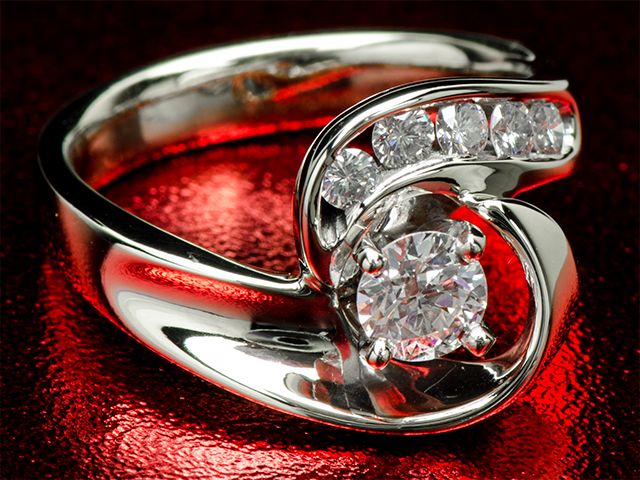 Золотое кольцо с натуральным бриллиантом - фото 2488519 Ювелирный магазин Karatnik