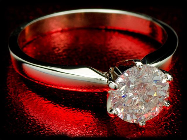 Золотое кольцо с натуральным бриллиантом - фото 2488529 Ювелирный магазин Karatnik