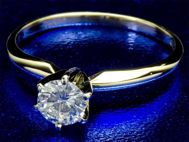 Золотое кольцо с натуральным бриллиантом - фото 2488543 Ювелирный магазин Karatnik