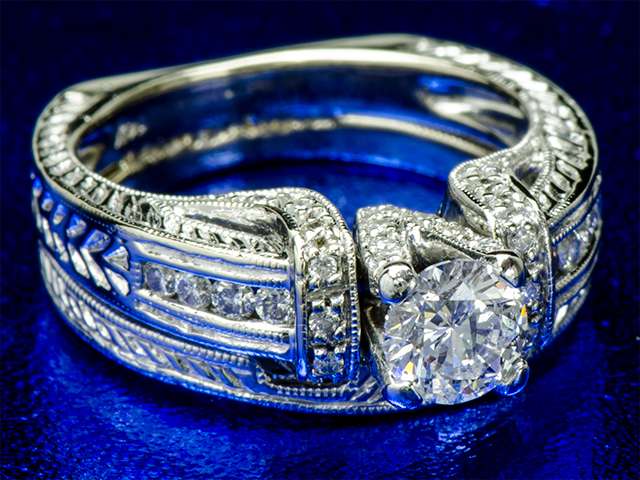 Золотое кольцо с натуральным бриллиантом - фото 2488559 Ювелирный магазин Karatnik