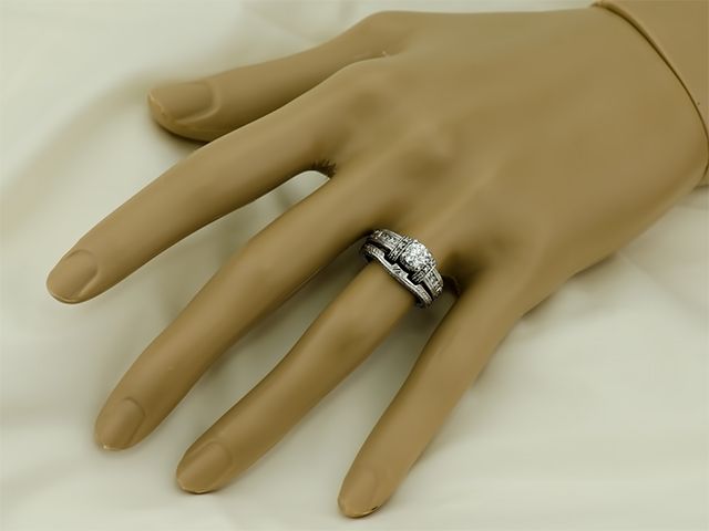 Золотое кольцо с натуральным бриллиантом - фото 2488563 Ювелирный магазин Karatnik