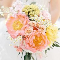 Нежный букет невесты в розовых тонах из пионов и ромашек