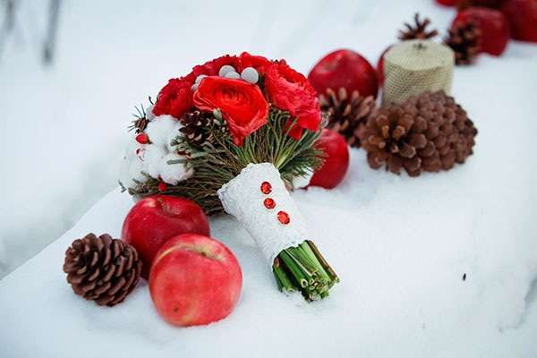 Зимний букет невесты из красных роз, зеленой ели, белого хлопка и шишей, декорированный белым кружевом и красными стразами  - фото 3260361 Мастерская флористики NiCe 