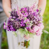 Яркий сиренево-фиолетовый букет невесты из тюльпанов и фиалок