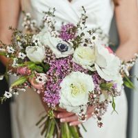 Бело-сиреневый букет невесты из анемонов, роз, сирени, тюльпанов и хамелациума