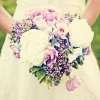 Весенний букет невесты из сирени, роз и пионов в розовых тонах