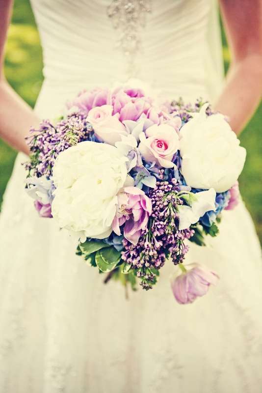 Весенний букет невесты из сирени, роз и пионов в розовых тонах - фото 2860319 Bouque Tio- агентство по организации свадеб