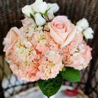 Розовый букет невесты из роз и гортензий