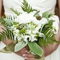 Зеленый оригинальный букет невесты из фиалок, вероники и папоротника 