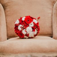 Красный букет невесты из гербер и роз зимой-это уже стало классикой