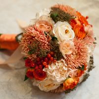 Букет невесты из астр, роз и ранункулюсов в оранжевых оттенках 