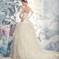 1651L «Гудзон» коллекция Papilio 2016  "Swan Princess"

Легкое и необыкновенно воздушное платье выполнено из нежнейшего тюля и роскошного французского кружева шантильи. Платье корсетного типа с заниженной линией подреза. Необычная пышная юбка со сложными 