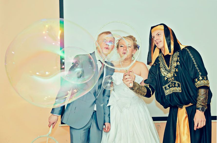 Шоу мыльных пузырей
В программе праздника: шоу гигантских мыльных пузырей, мастер-класс  (вам удастся поиграть с пузырями и сделать их самим) а самое главное вы побываете в огромном,  гигантском мыльном пузыре!!! 
Красочное представление поразит всех.
 - фото 2537709 Свадебное агентство Fashion