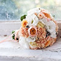 Персиковая свадьба, свадебный букет, букет невесты, букет из гвоздик, розы Остина, эустома