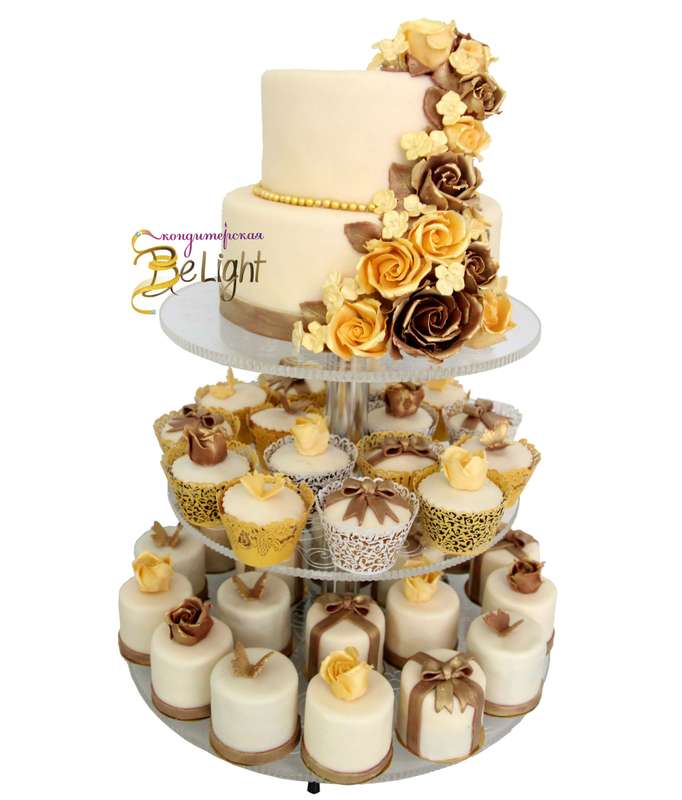 Торт "Золотая свадьба". Свадебный торт размещен на специальной ярусной подставке. Нижние ярусы заполнены пирожными и маффинами, декорированными в стиле торта. - фото 2562033 Кондитерская BeLight