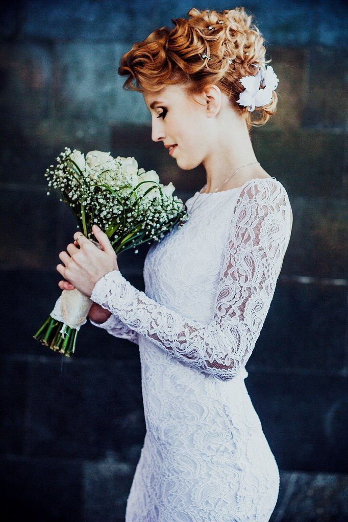 Невеста в классическом кружевном платье А-силуэта со шлейфом и с длинными рукавами  - фото 2548821 Мастер по прическам Коневцева Валерия