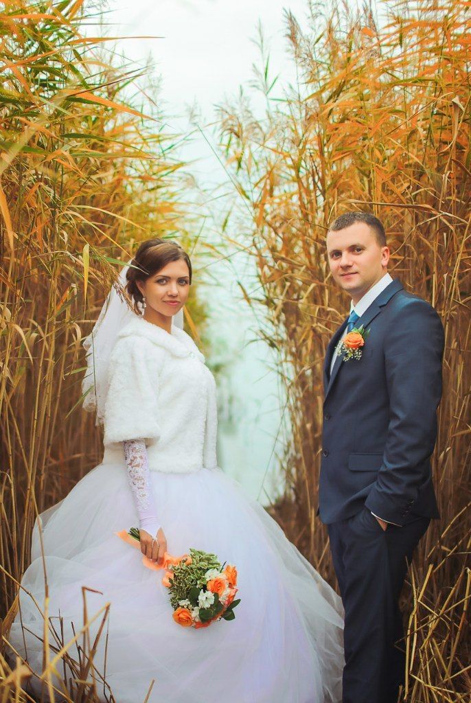 Жених и невеста стоят посреди осеннего поля - фото 3357351 Марина Селионова