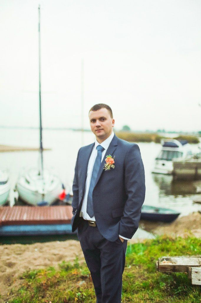Серый костюм с белой рубашкой и серо-синим галстуком и оранжевой бутоньеркой из роз  - фото 3357527 Марина Селионова