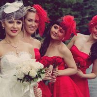 Невеста и подружки в красном