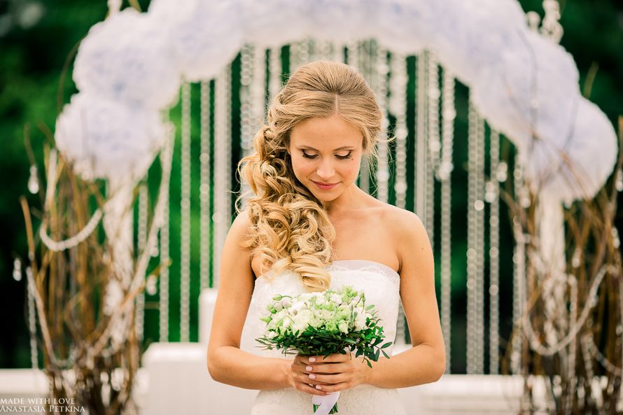 Невеста с прической из пышных локонов уложенных на бок, с нежным макияжем в коричневом тоне - фото 3104573 Renata Rafikova