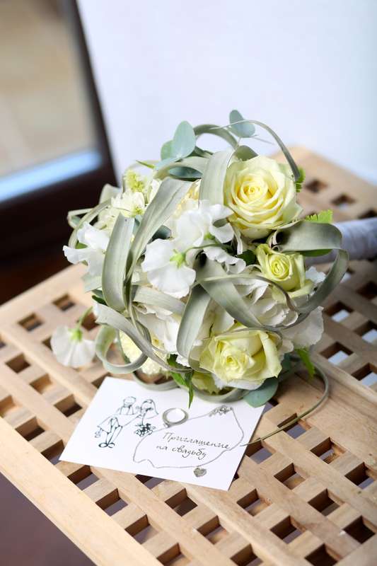 Нежный букет невесты из гортензий, роз и фиалок с очень эксклюзивным цветком Тиляндсия  - фото 2650061 Цветофор - оформление свадеб