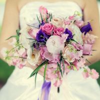 Букет невесты для свадьбы в стиле Шебби Шик из фиалок и роз
