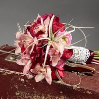 Классический яркий букет из французской розы, лютиков и орхидей