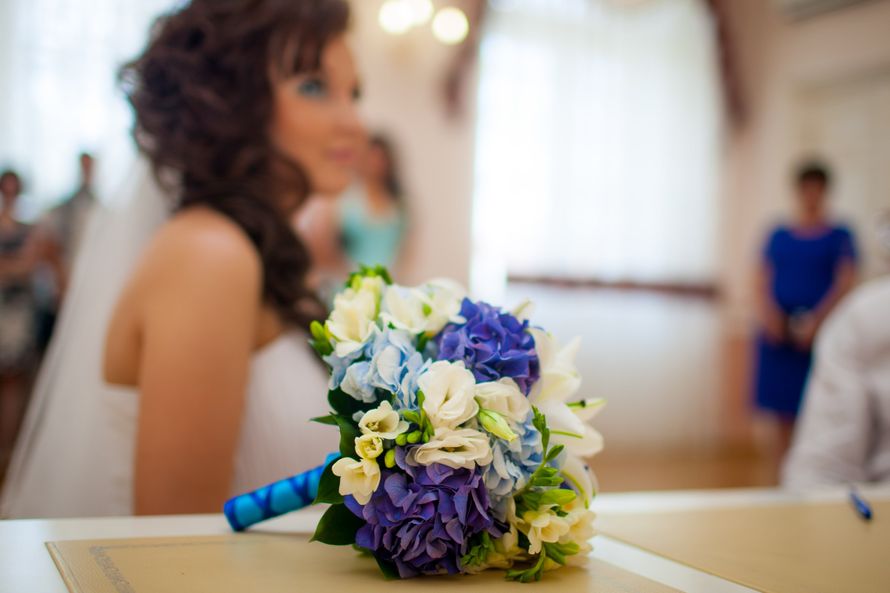 Букет невесты из голубых гортензий, белых эустом и фрезий - фото 2852187 Цветочный салон Студия Цвета