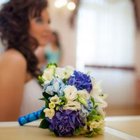 Букет невесты из голубых гортензий, белых эустом и фрезий