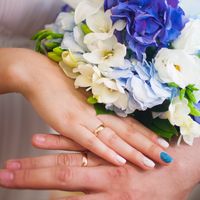 Бело-голубой букет невесты из фрезий, лилий и гортензий 