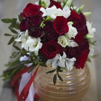 Лед и пламя, страсть и верность. Букет для невесты собран из красной розы, ароматной фрезии и элегантной эустомы