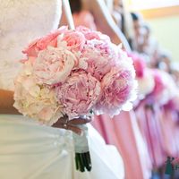 Букет невесты из розовых пионов и белых гортензий 