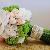 Букет невесты из белых орхидей, розовых роз и зеленых гортензий 