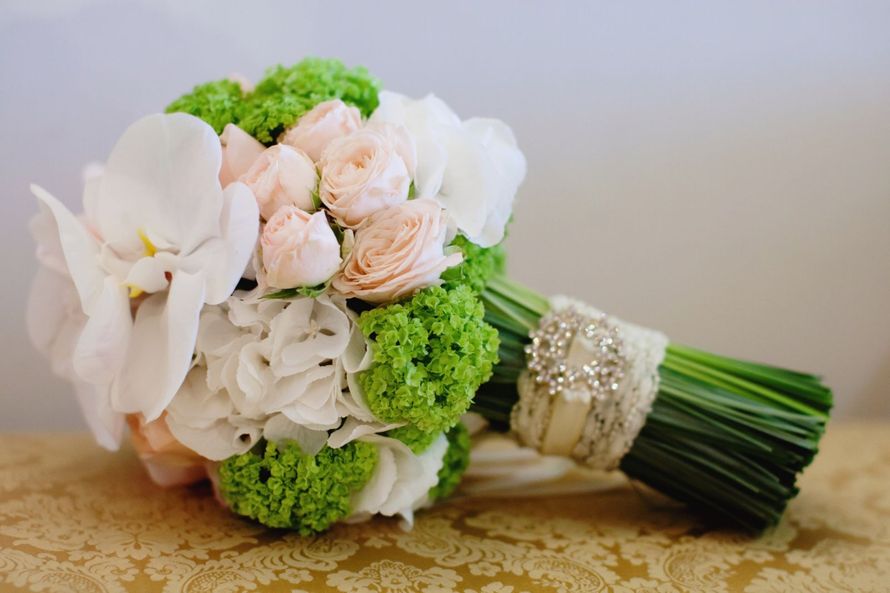 Букет невесты из белых орхидей, розовых роз и зеленых гортензий  - фото 2644193 Мишель студия флористики