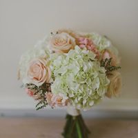 Букет невесты из белых гортензий и розовых роз