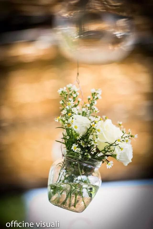 Букет из ромашек, белых и кремовых роз в стеклянной банке, подвешенной к потолку.  - фото 3198583 La Storia Unica - Свадьба мечты в Италии
