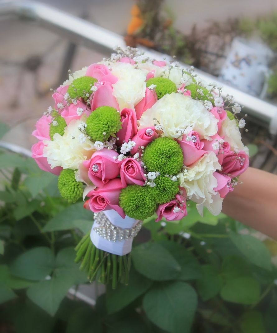 Букет невесты из зеленых хризантем, белых гвоздик, розовых роз и белой гипсофилы, декорированный белой атласной лентой и стразами  - фото 2871663 Студия дизайна "Радуга чудес"