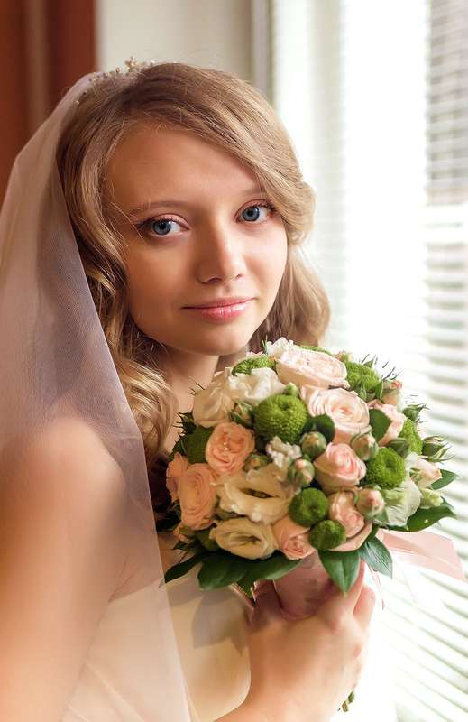 Невеста с прической из  распущенных низко падающих локонов, с естественным нежным макияжем - фото 3514453 Визажист Евгения Карасёва