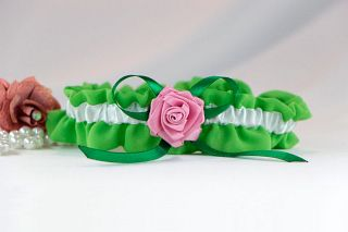 Подвязка невесты ручной работы зеленая с розовой розочкой. - фото 3194361 Интернет-магазин аксессуаров «WeddyMaddy»