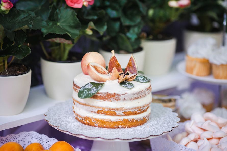 Мини-торт, украшенный белой глазурью, инжиром, листами мяты, для Candy Bar в стиле прованс - фото 3712255 Фотограф Алёна Парфёнова