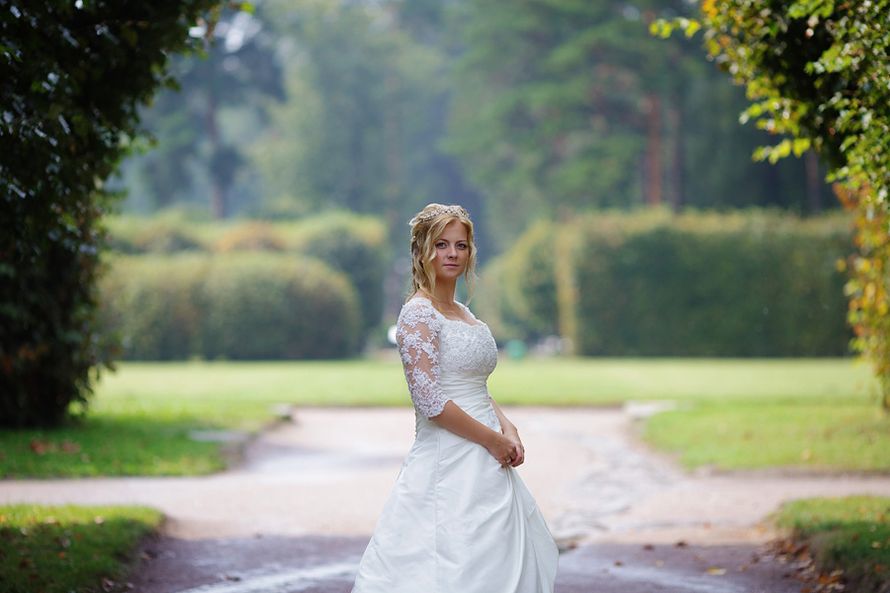 Невеста в платье А-силуэта белого цвета с юбкой из тафты и кружевным лифом с рукавами длинной три четверти   - фото 2774261 Виталий Тарасов - свадебный фотограф