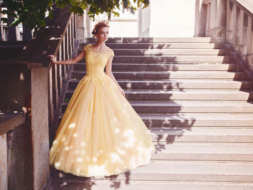 Невеста в пышном желтом платье с закрытым корсетом декорированном мелкими цветами  - фото 2746483 Свадебный салон "Мадейра"