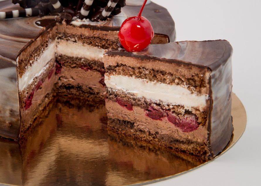Многослойный торт с шоколадным бисквитом, взбитыми сливками, вишней, украшенный шоколадной глазурью и коктейльной вишней - фото 2739457 Сан Круа,кафе  - кондитерская, торты на заказ