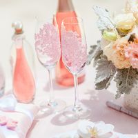 бокалы для шампанского, декорированные кружевом. розовый кварц