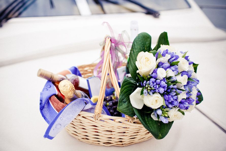 Букет невесты из белых роз, зелени и синих гиацинтов в плетеной корзинке  - фото 2170452 Антипенкова Мария - фотограф