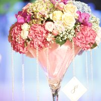 Шикарная композиция на стол гостей из пяти сортов гортензии, орхидеи и элитных английских роз. Стоимость 11000 рублей.