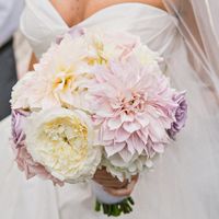 Букет невесты из астр и роз в нежно-розовых тонах